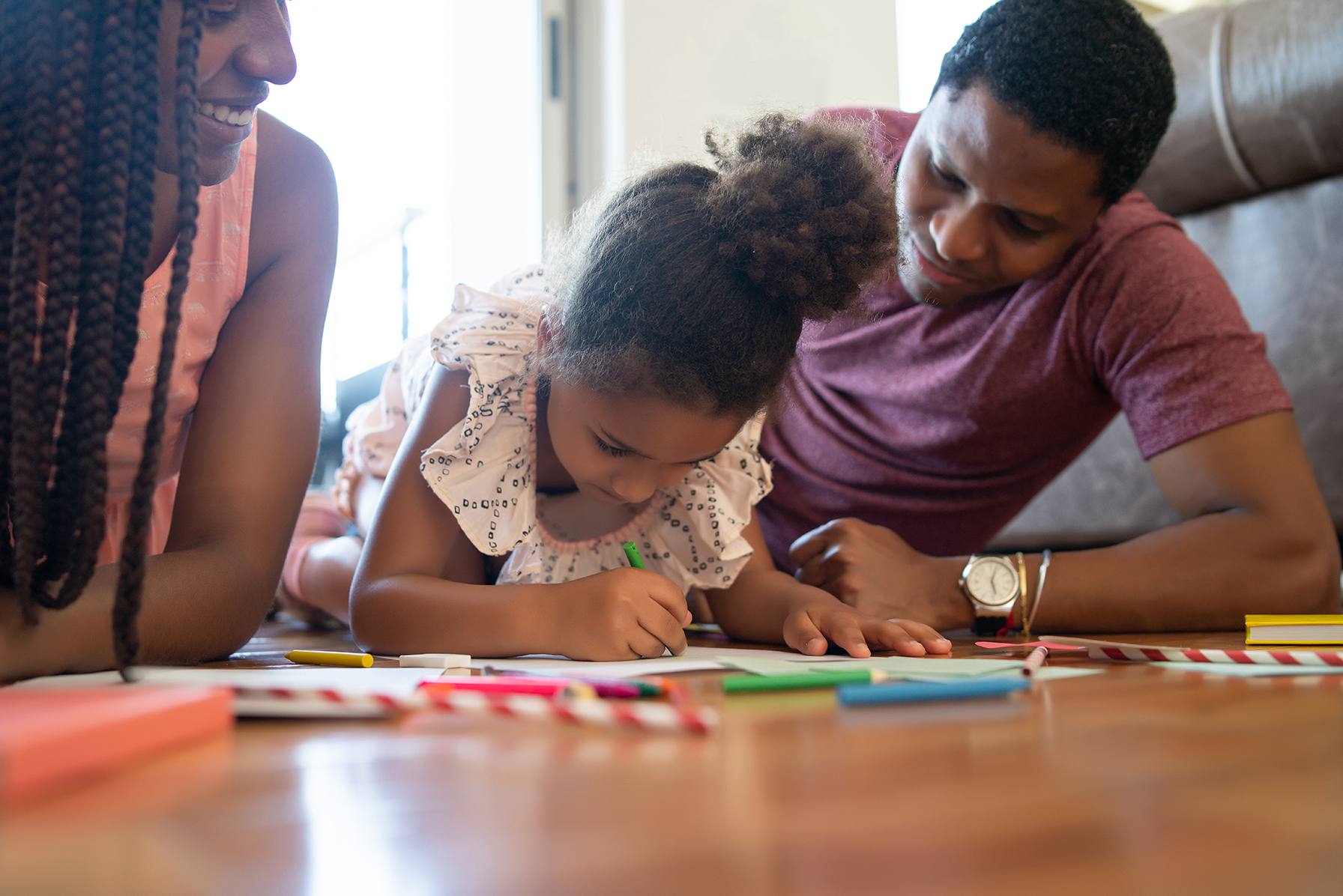 Enfant coloriant un livre Les Petits Artistes et les Héros de la Bible avec ses parents