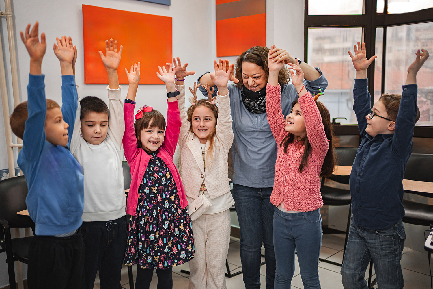 Groupe d'enfants joyeux a l'église