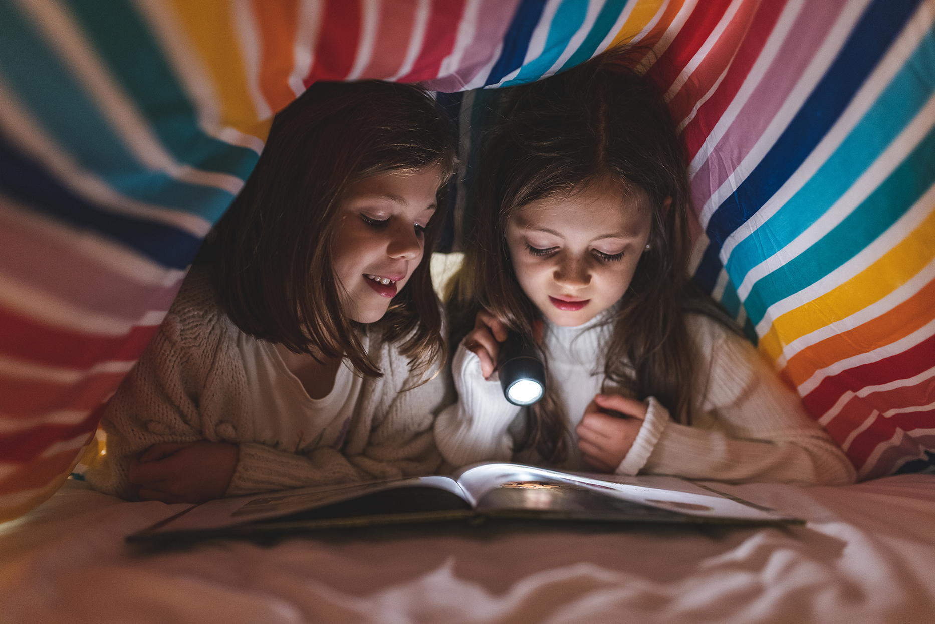 Enfant coloriant un livre Les Petits Artistes et les Héros de la Bible avec ses parents
