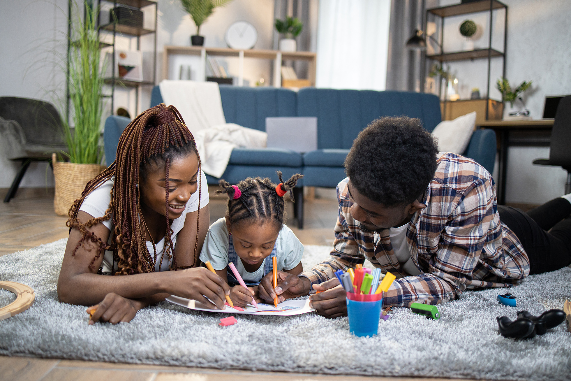 Parents avec leur enfant en train de colorier